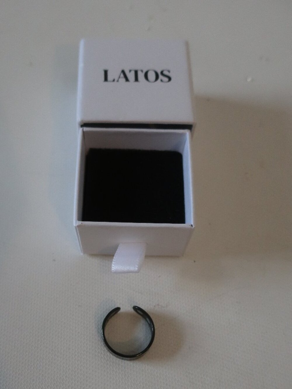 NIB Womens Latos Black Open Band Magnetic Therapy or Wellness Ring